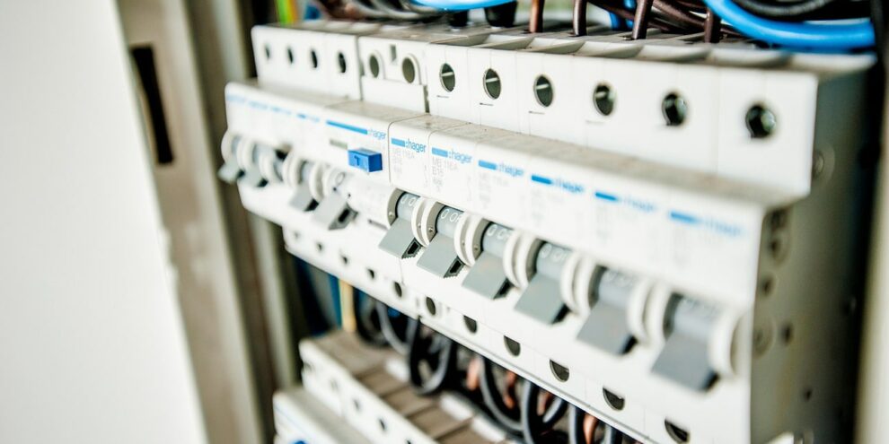 Est-il obligatoire de mettre l’électricité aux normes ?