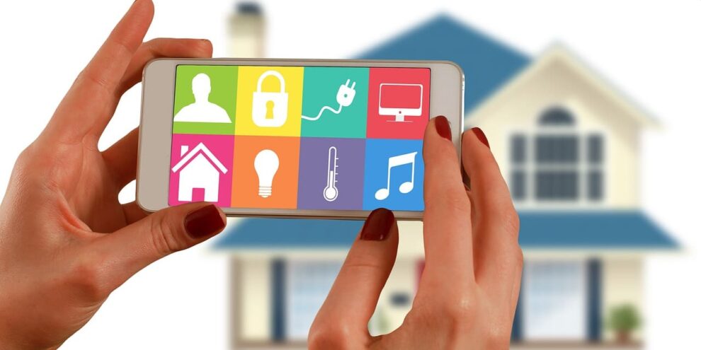 Smartphone affichant des icônes de domotique permettant de piloter l’éclairage, la sécurité, la température et les équipements d’une maison connectée, illustrant une installation domotique filaire moderne.