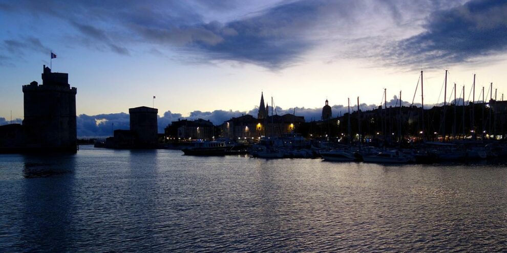 Vue du port de La Rochelle au crépuscule, utilisée pour illustrer un article sur les pannes électriques locales
