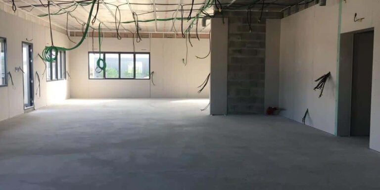 Installation électrique en cours dans un local commercial Travaux d’installation électrique dans un local commercial avant la mise en place du chauffage