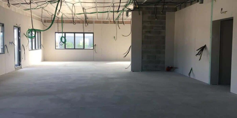 Travaux d’installation électrique dans un local commercial avant la mise en place du chauffage