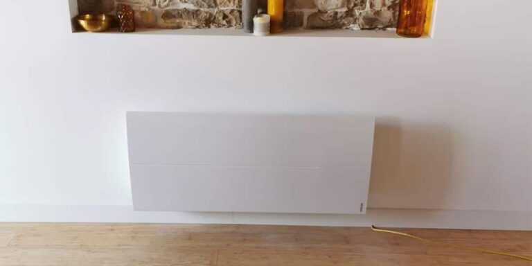 Radiateur électrique mural dans un intérieur moderne Radiateur électrique mural installé dans un intérieur moderne avec niche décorative