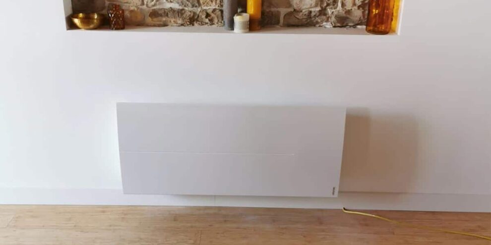 Radiateur électrique mural installé dans un intérieur moderne avec niche décorative