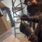 Électricien qualifié réalisant une installation électrique sur chantier, illustrant les critères essentiels pour choisir un professionnel compétent et certifié.