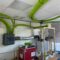 Système de ventilation mécanique contrôlée installé dans un laboratoire technique, montrant des gaines, un caisson de distribution et un module de VMC, illustrant les équipements concernés par les aides financières pour l’installation d’une VMC.
