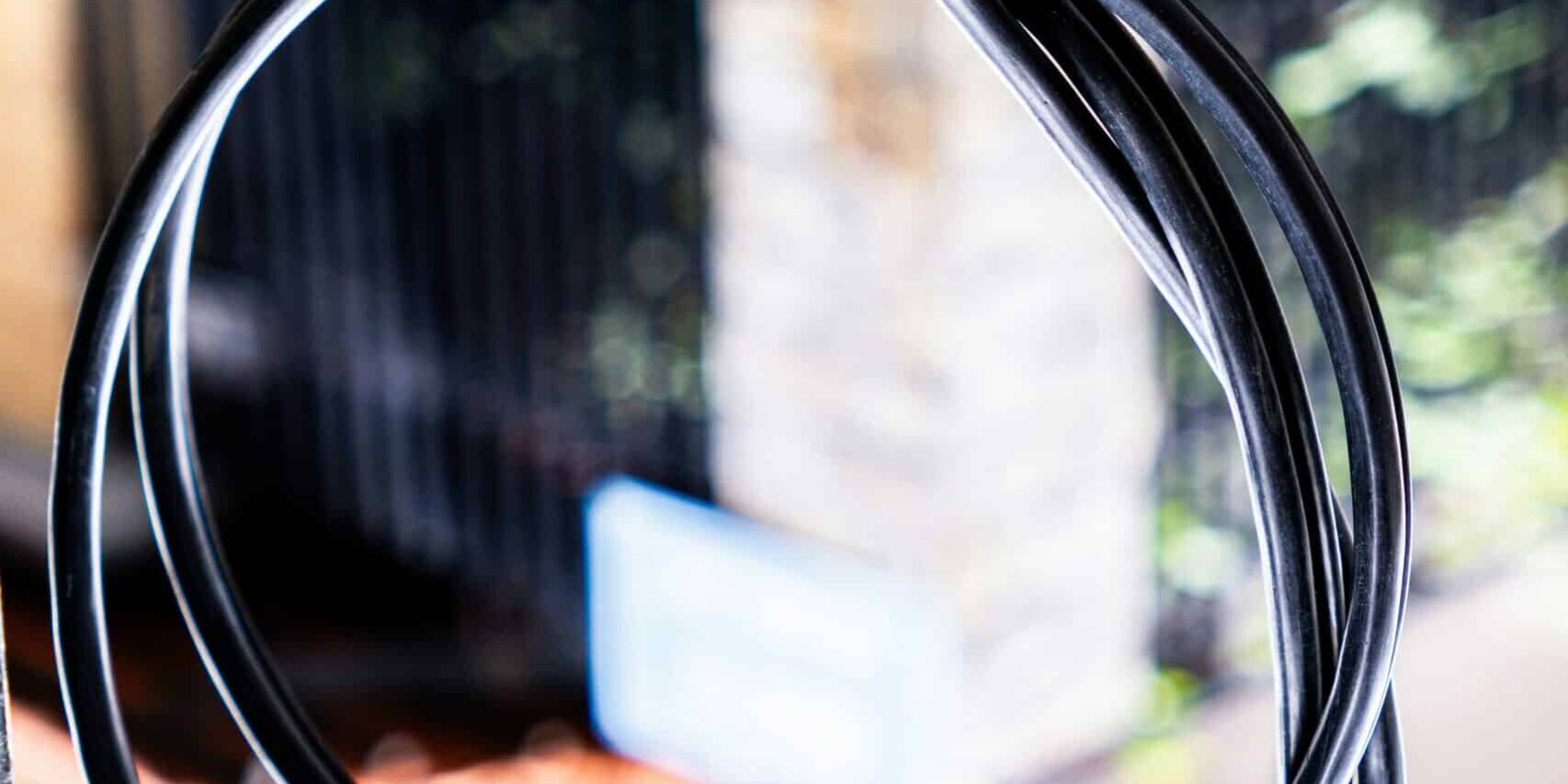 Câble électrique – effet Joule et échauffement Câble électrique suspendu illustrant le phénomène d’échauffement par effet Joule dans les installations domestiques.
