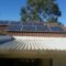 Panneaux solaires installés sur une toiture de maison pour produire de l’électricité renouvelable