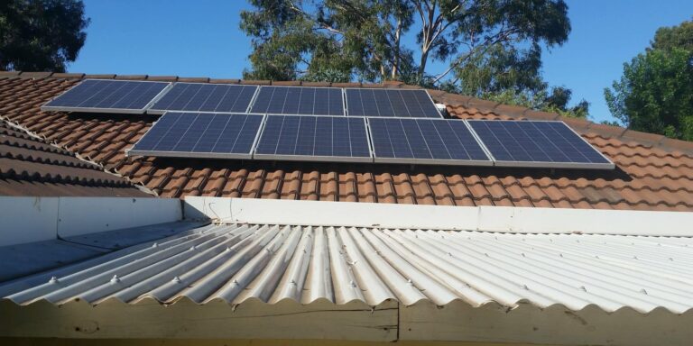 Installation photovoltaïque sur toiture Panneaux solaires installés sur une toiture de maison pour produire de l’électricité renouvelable
