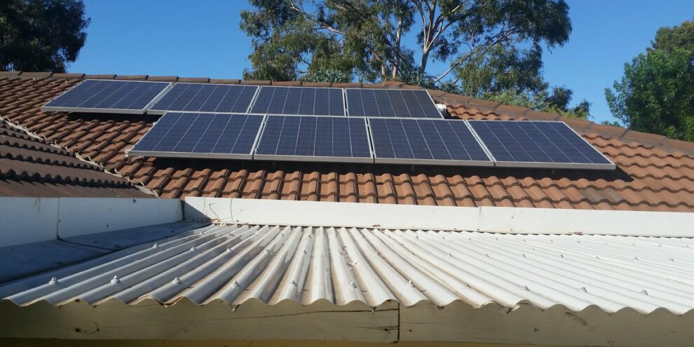 Panneaux solaires installés sur une toiture de maison pour produire de l’électricité renouvelable
