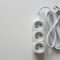 Multiprise électrique blanche équipée de prises avec terre, illustrant le rôle de la prise de terre dans la sécurité des installations domestiques.