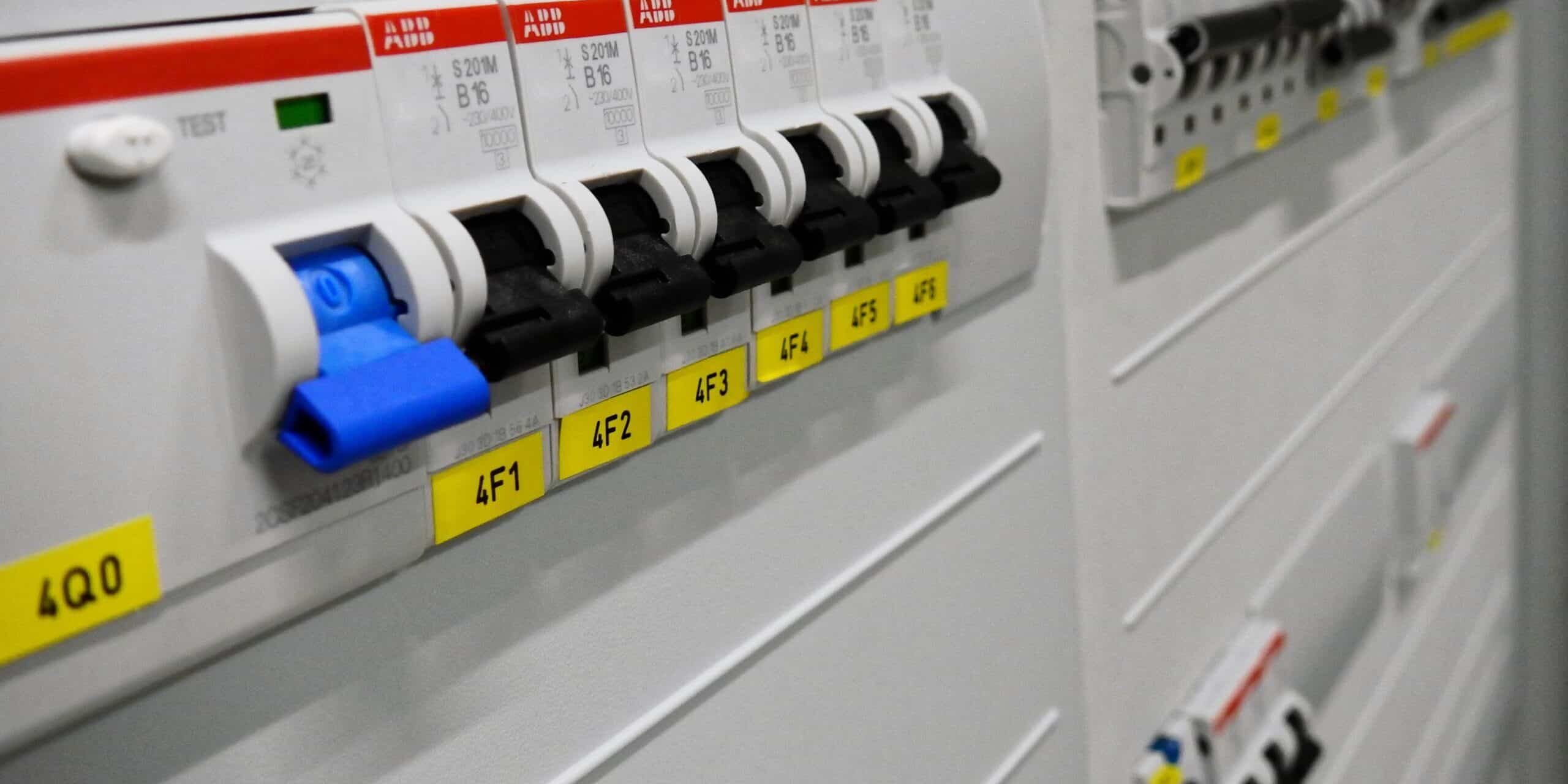 Tableau électrique et disjoncteurs – protection de l’installation Gros plan sur un tableau électrique équipé de disjoncteurs modulaires ABB illustrant la protection contre les surcharges et les courts‑circuits dans une installation domestique.