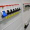 Gros plan sur un tableau électrique équipé de disjoncteurs modulaires ABB illustrant la protection contre les surcharges et les courts‑circuits dans une installation domestique.