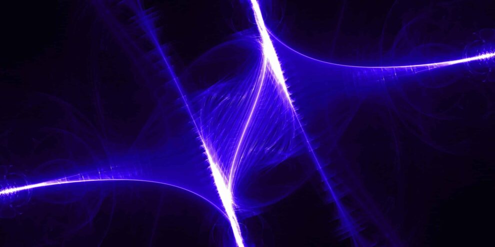 Illustration abstraite du défaut d’isolement électrique : visualisation lumineuse du courant quittant son trajet normal, symbole de fuite vers la terre et de déclenchement différentiel.